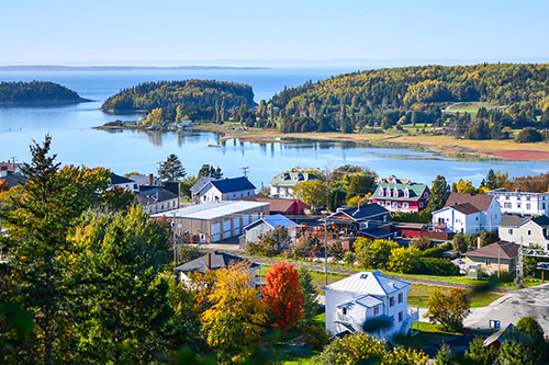 Vue aérienne du Bic, à Rimouski, dans le Bas Saint Laurent, montrant le littoral du fleuve Saint Laurent et le paysage côtier environnant.